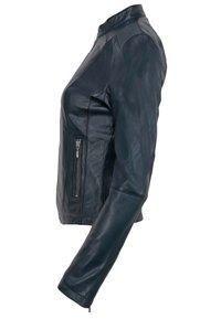 Mörkblå läderjacka med en figurnära design, blixtlåsförsedd sidov-pocket och minimal sömnadsdetalj. Har en hög krage och slanka ärmar.