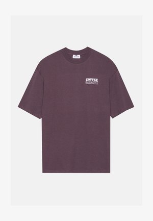 T-shirt de manga curta em algodão escuro mauve. Apresenta um gráfico branco "COFFEE HARMONY" no peito. Gola redonda, corte descontraído, bainha standard.