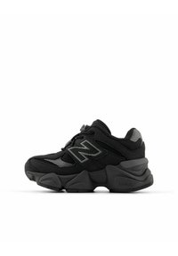 Sort New Balance-sneaker med kraftig sål, mesh- og ruskindsoverdel, reflekterende "N"-logo og Abzorb-stødabsorbering på hvid baggrund.