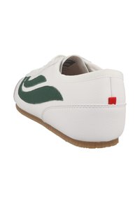 Białe sneakersy z zielonym syntetycznym logo po boku, skórzanym teksturowanym wierzchem, gumową podeszwą i małym czerwonym akcentem z tyłu.