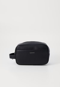 Pouch de toaletă din piele neagră, cu formă rectangulară, textură moale, închidere cu fermoar și mânere laterale. Prezintă o branding subtil pe partea din față.