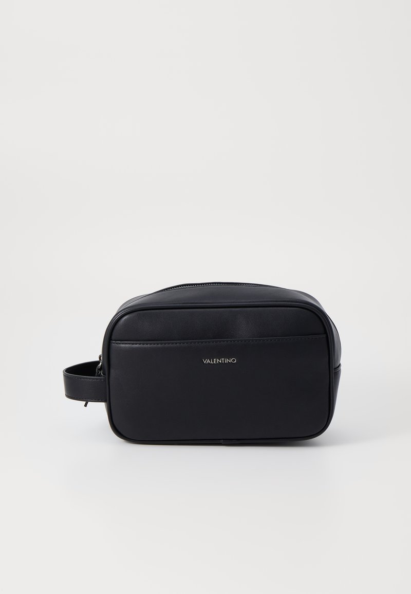 Pouch de toaletă din piele neagră, cu formă rectangulară, textură moale, închidere cu fermoar și mânere laterale. Prezintă o branding subtil pe partea din față.