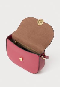 Borsa a tracolla in pelle di un rosa intenso con forma curva. Caratterizzata da una finitura liscia, chiusura dorata e interno in suede marrone con tasca zip.