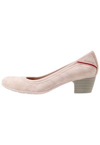 Světlé růžové semišové lodičky s kulatou špičkou, šikmým podpatek a tónovaným prošíváním. Vyznačují se malým červeným akcentem na podpatku.