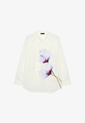 Camisa blanca de manga larga con estampado floral en púrpura, con un cuello clásico y cierre de botones en la parte delantera. Tela suave con un brillo sutil.