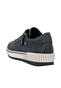 Dunkelblaue Leder-Sneaker mit weißer Gummisohle und strukturierten Akzenten. Verfügt über einen Reißverschluss an der Seite und kontrastierende schwarze Streifendetails.