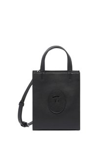 Czarna skórzana torebka o usztywnionym kształcie, z górnymi uchwytami oraz odpinanym paskiem na ramię. Przednią część zdobi teksturowana plakietka z logo.