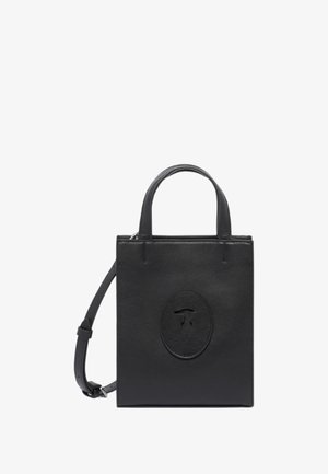 Černá kožená kabelka se strukturovaným tvarem, horními uchy a odnímatelným ramenním popruhem. Na přední straně je texturovaná plaketa s logem.