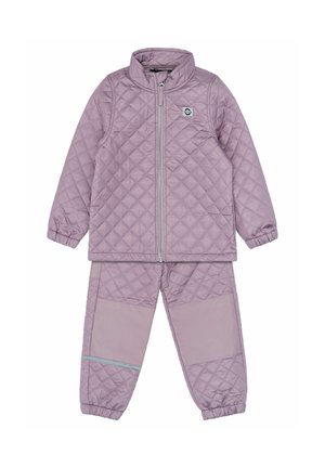 Pikowany, jasnofioletowy komplet dziecięcy składający się z kurtki i spodni, zapinany na zamek z przodu, z elastycznymi mankietami, wzmocnionymi łatami na kolanach oraz małą naszywką z logo na piersi.