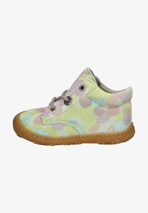 Zapatos infantiles en suaves colores pastel con un acabado de ante, que presentan un diseño estampado, cordones y una suela de goma flexible.