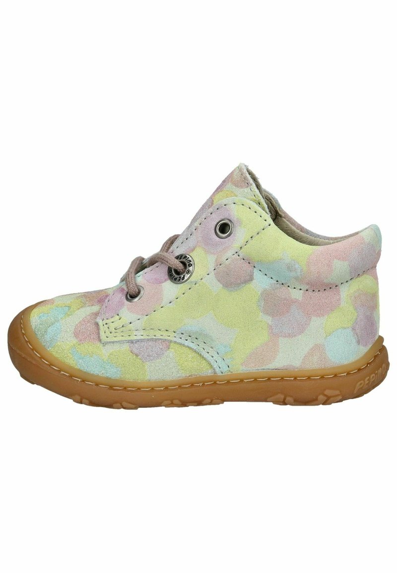Scarpe per bambini in morbidi colori pastello con finitura in suede, caratterizzate da un design a motivo, lacci e una suola in gomma flessibile.