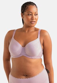 Helles Lavendel-Bra mit geformten Cups, die mit geometrischen Texturmuster versehen sind, verstellbaren Trägern und einer glatten Oberfläche.