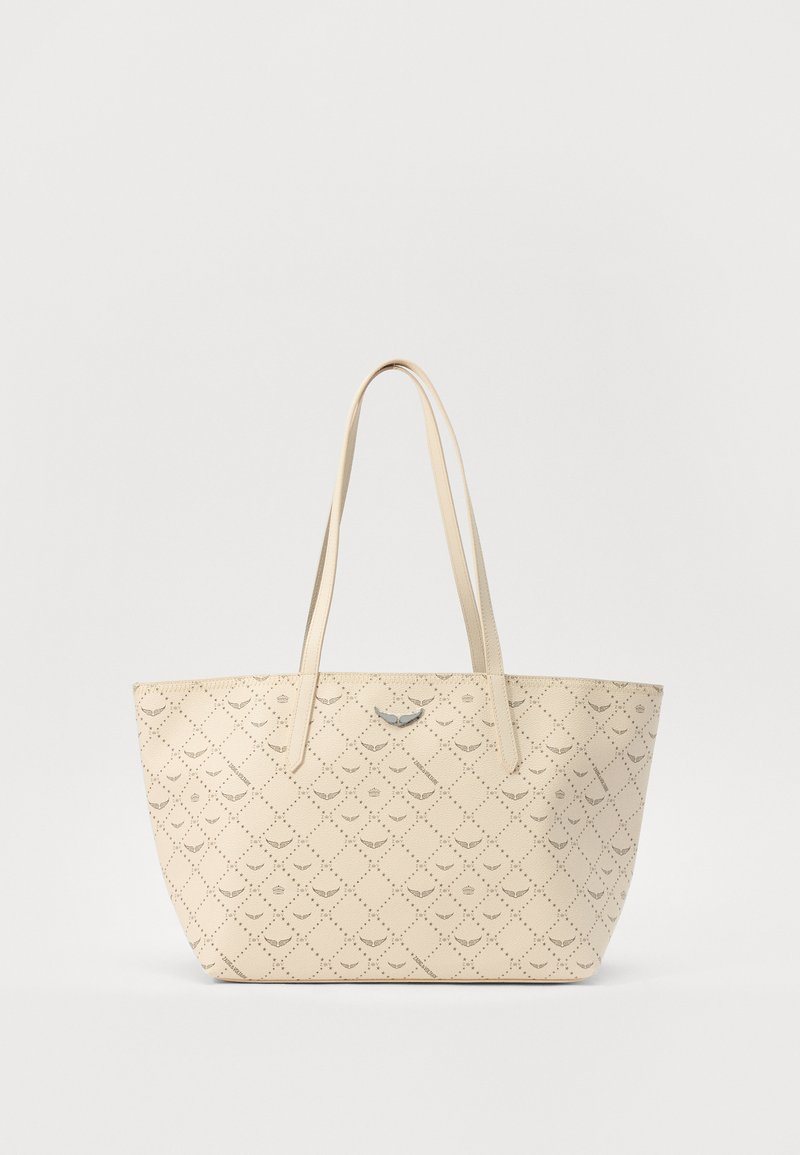 Sac tote beige avec une surface texturée, présentant un motif en diamant et des accents en relief. Deux longues poignées pour un transport facile.