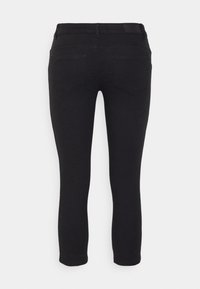 Jeans skinny de mezclilla negra con una textura suave, cintura de altura media y dos bolsillos traseros. El diseño presenta líneas limpias y una silueta ajustada.