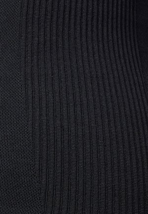 Tejido negro acanalado con rayas verticales. La textura es elástica y suave, lo que indica un material flexible adecuado para prendas ajustadas.