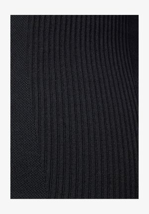 Tejido negro acanalado con rayas verticales. La textura es elástica y suave, lo que indica un material flexible adecuado para prendas ajustadas.