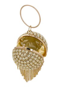 Gouden clutch met een afgerond ontwerp, versierd met strass-steentjes en een kettingfranje. Voorzien van een treksluiting en een satijnen gevoerde binnenkant.