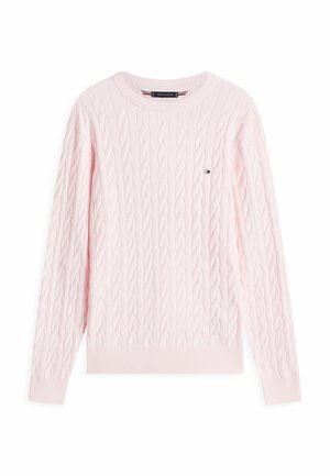 Pull rose clair en maille torsadée avec manches longues, col rond, poignets et ourlet côtelés, et petit logo brodé sur la poitrine.