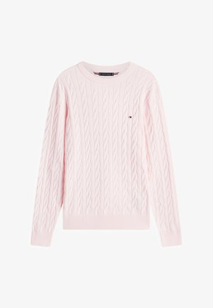 Pull rose clair en maille torsadée avec manches longues, col rond, poignets et ourlet côtelés, et petit logo brodé sur la poitrine.