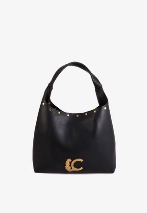 Borsa a mano in pelle nera con una forma curva, manico strutturato, borchie dorate lungo la parte superiore e un dettagliato motivo di leopardo dorato prominente.