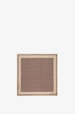 Vierkante beige sjaal met een klein zwart rasterpatroon, zwarte rand en een handtekening in één hoek.