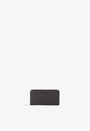 Zwarte leren portemonnee met gestructureerd oppervlak, rechthoekige vorm, ritssluiting en reliëflogo-opdruk aan de voorkant.