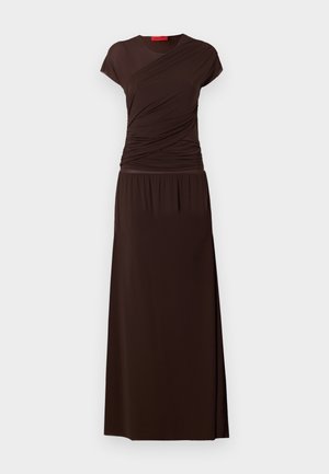 Hosszú, barna ruha rövid ujjal, fodros mellezetrésszel és sima, folyó szoknyával. Puha, nyújtható anyagból készült.