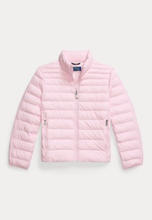 Chaqueta de abrigo de color rosa claro con un cuello corto, cierre de cremallera en la parte delantera y dos bolsillos laterales con herrajes plateados y líneas horizontales cosidas.