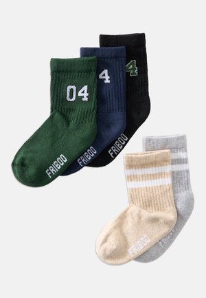Cinq chaussettes chevilles côtelées en vert, marine, noir avec "04", et beige, gris avec des rayures blanches, toutes avec "FRIBOO" imprimé sur le pied.
