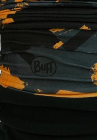 Multifunktionales Halsgaiter in Schwarz und Orange, mit einem strukturierten Muster, hergestellt aus dehnbarem Stoff und einem Detail mit "Buff"-Logo.
