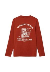 Roestkleurig longsleeve shirt met een witte grafiek van een rennende beer, bomen en de tekst "Zondagse Wandeling Te Laat Raak Verdwaald in de Natuur!" op de achterkant.