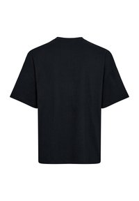 Camiseta negra de corte relajado, con mangas cortas y cuello redondo. Fabricada en algodón, presenta una textura suave y sin patrones ni acentos.