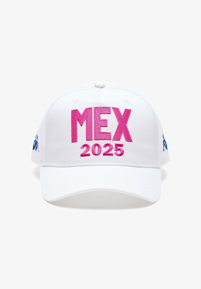 Cappello da baseball bianco con grande scritta ricamata in rosa "MEX 2025", con accenti blu sui lati e un design strutturato del pannello frontale.