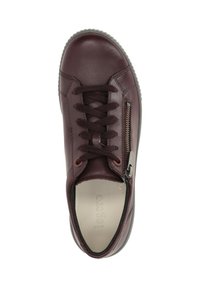 Burgunderfarbene Ledersneaker mit Schnürung vorne, seitlichem Reißverschluss, abgerundeter Spitze und strukturiertem Sohlenprofil. Verfügt über elastische Akzente für eine optimale Passform.