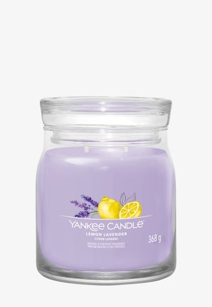 Paarse Yankee Candle in een doorzichtige pot met het label Lemon Lavender, met illustraties van citroen en lavendel, gewicht 368 gram.
