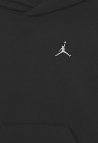 Czarna bluza z kapturem wykonana z bawełny, z białym haftowanym logo Jumpman na klatce piersiowej. Prosty, klasyczny design z przednią kieszenią.