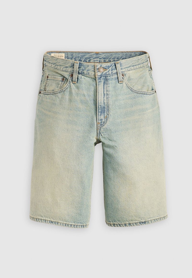 Short en denim bleu clair avec poches avant, passants de ceinture, fermeture par bouton et détails délavés.