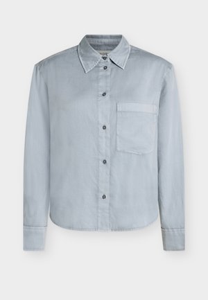 Γαλάζιο πουκάμισο με μακριά μανίκια, κουμπιά, γιακά και μία τσέπη στο στήθος, παρουσιασμένο σε απλό λευκό φόντο.