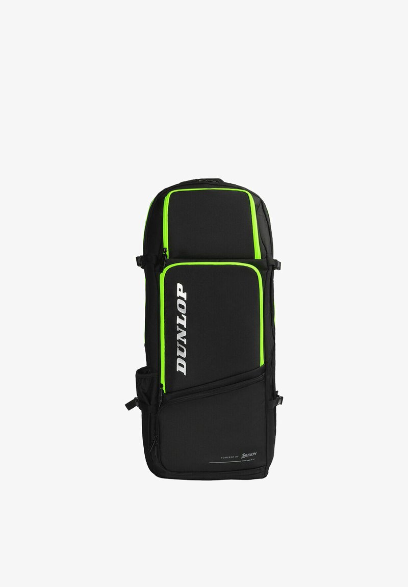 Zwarte Dunlop sportrugzak met neon groene bies, meerdere met rits afsluitbare vakken en een zijvak van mesh, rechtopstaand op een witte achtergrond.