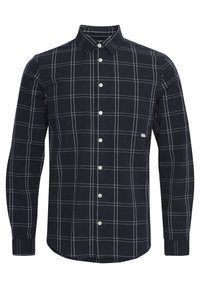 Camisa de cuadros azul marino de manga larga con patrón de rejilla blanca, cuello abotonado, botones blancos y dos bolsillos en el pecho. La tela tiene una textura suave.