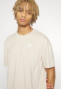 Puma CLASSICS TEE - T-paita - granola