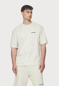 Pegador LOGO TEE - Pamata T-krekls - washed salty cream