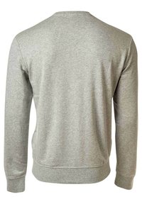 Sudadera gris, mezcla de algodón, cuello redondo, mangas largas, puños y bajo acanalados, textura suave, diseño simple, color sólido.