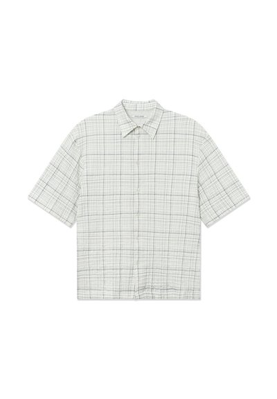 Chemise à manches courtes, boutonnée, en tissu léger avec un motif à carreaux blanc et marine ; comporte un col classique et une coupe décontractée.