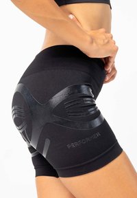 Zwarte sportshorts van een gladde, rekbare stof. Voorzien van glanzende accenten, een "PERFORMER" logo en een gestroomlijnd ontwerp.