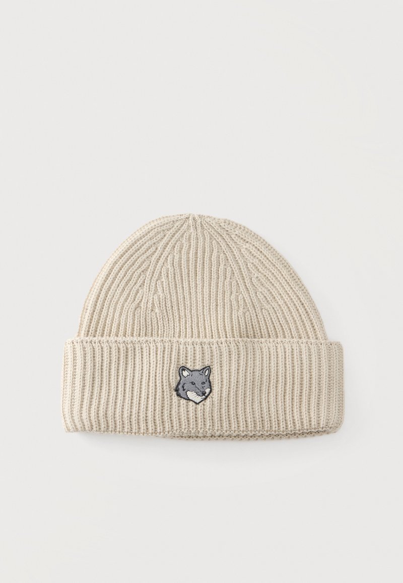 Gorro beige de punto acanalado con ala doblada y pequeña cabeza de lobo gris bordada en el centro delantero.