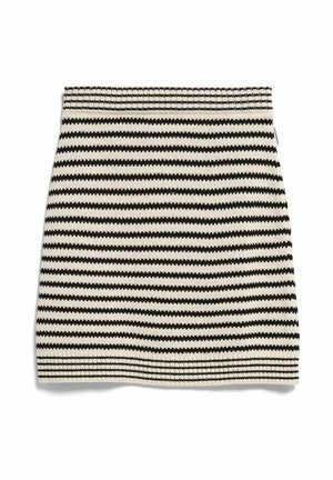 Gebreide rok met horizontale zwarte en witte zigzagstrepen, geribbelde tailleband en zoom, rechthoekige vorm, plat neergelegd op een witte achtergrond.