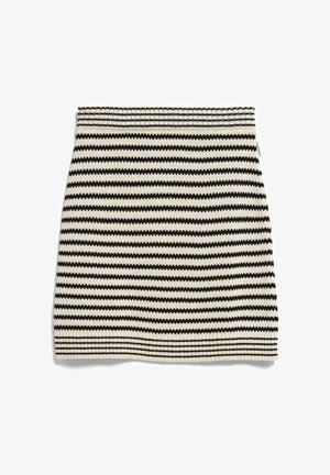 Gebreide rok met horizontale zwarte en witte zigzagstrepen, geribbelde tailleband en zoom, rechthoekige vorm, plat neergelegd op een witte achtergrond.