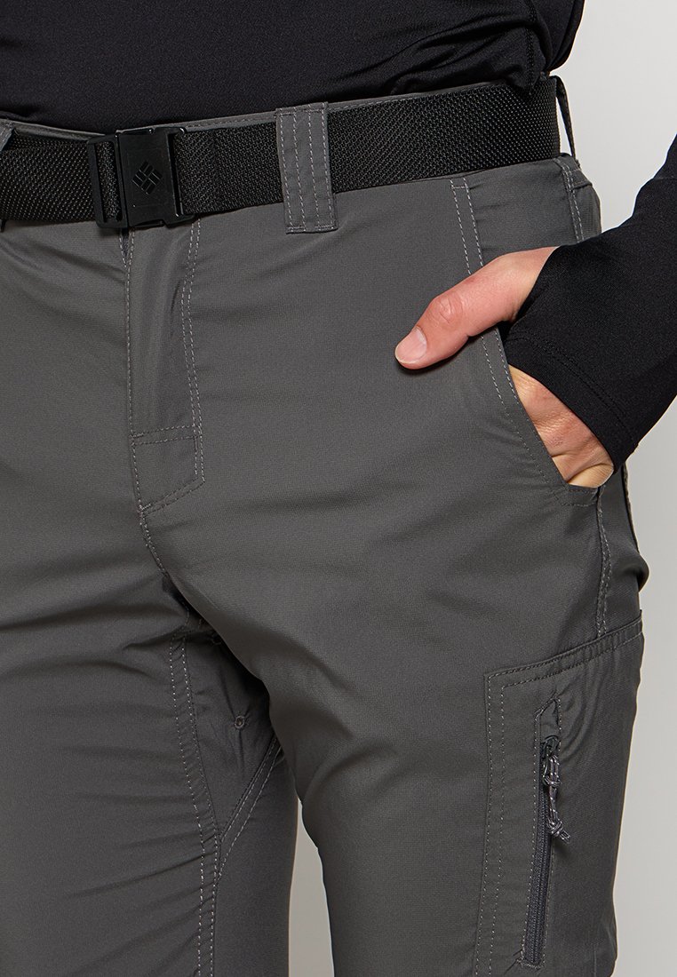 Graue Hosen mit glatter Textur, Gürtelschlaufen und detaillierter Naht, mit einer Reißverschlusstasche am Oberschenkel für zusätzlichen Stauraum.