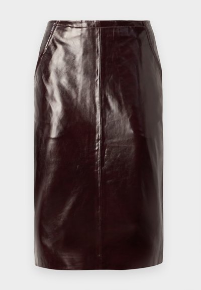 Dunkelburgunderfarbene Faux-Leder Bleistiftrock mit glatter Textur, hohem Bund und subtiler Mittelnähtedetail.